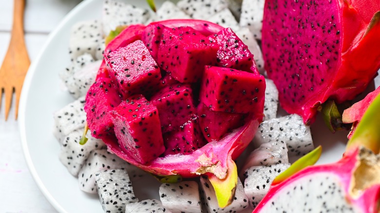 How to Properly Eat Dragon Fruit: Discover 5 Delicious Ways for 2025